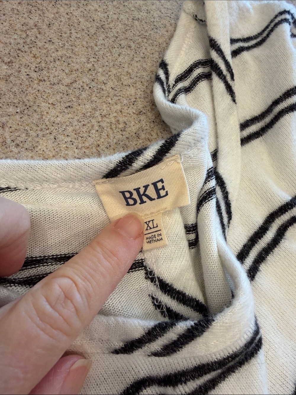 BKE (Buckle Brand) Striped Button-Back Tie-Hem Top - White & Black XL - Picture 3 of 5